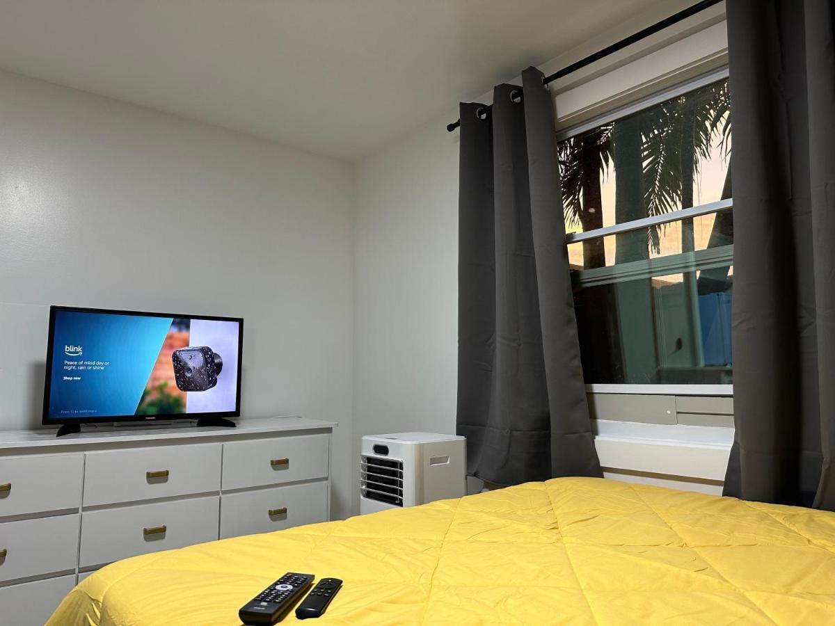 New Relaxing With Queen Bed, 50 Inch Smart Tv, Netflix, Airplay, Mini-fridge, And 500 Mbps Wifi Near Fiu, Dolphin Mall, Airport Homestay Miami