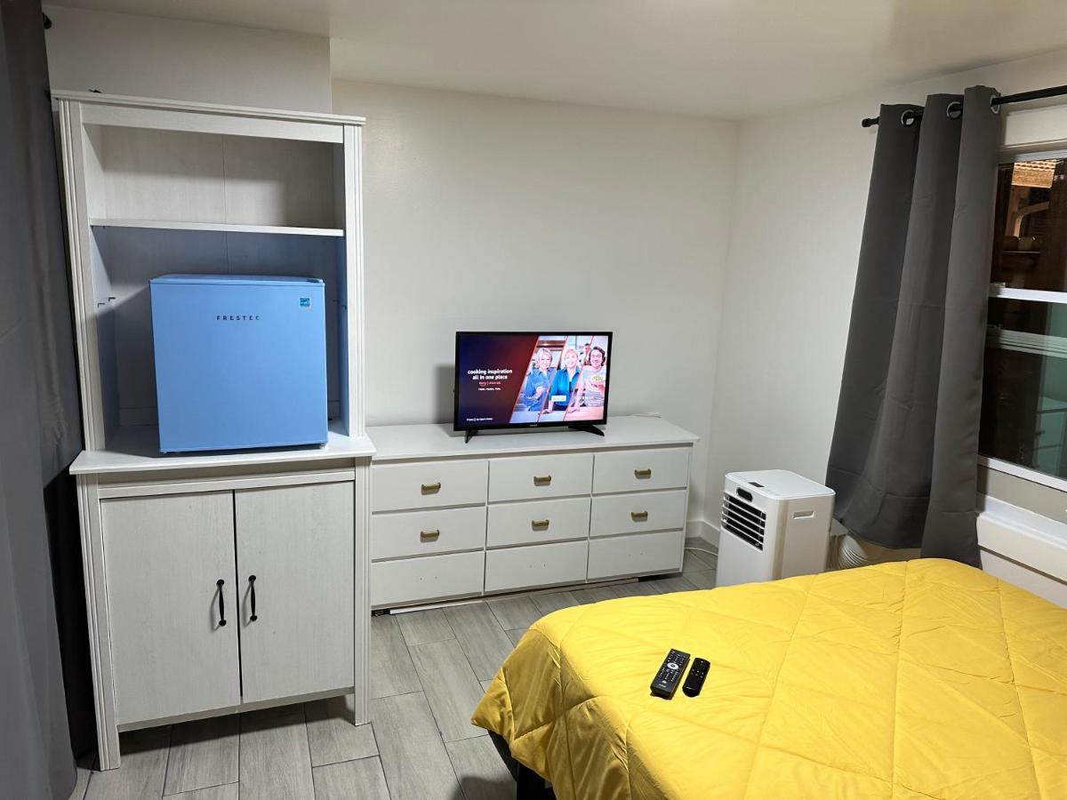 New Relaxing With Queen Bed, 50 Inch Smart Tv, Netflix, Airplay, Mini-fridge, And 500 Mbps Wifi Near Fiu, Dolphin Mall, Airport Homestay *